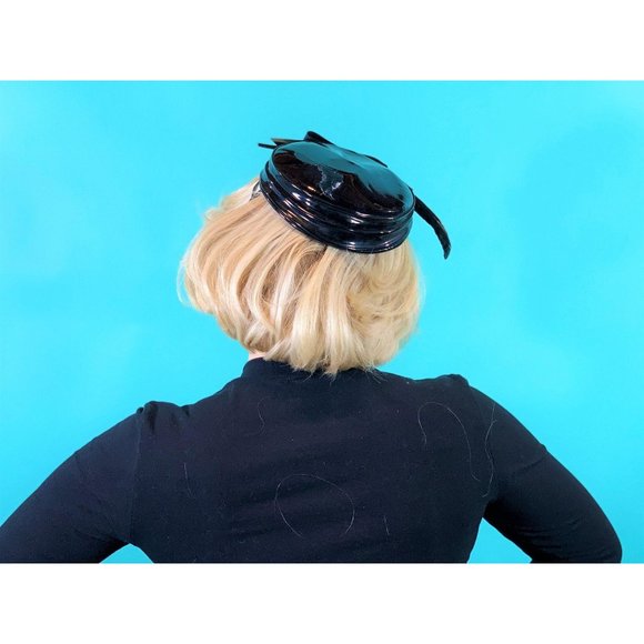 Vintage 1950s Patent Hat Black Bow & Feather Shiny Beret - Picture 9 of 10
